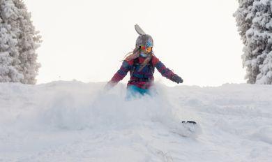 skieuse de freeride dans la poudreuse 